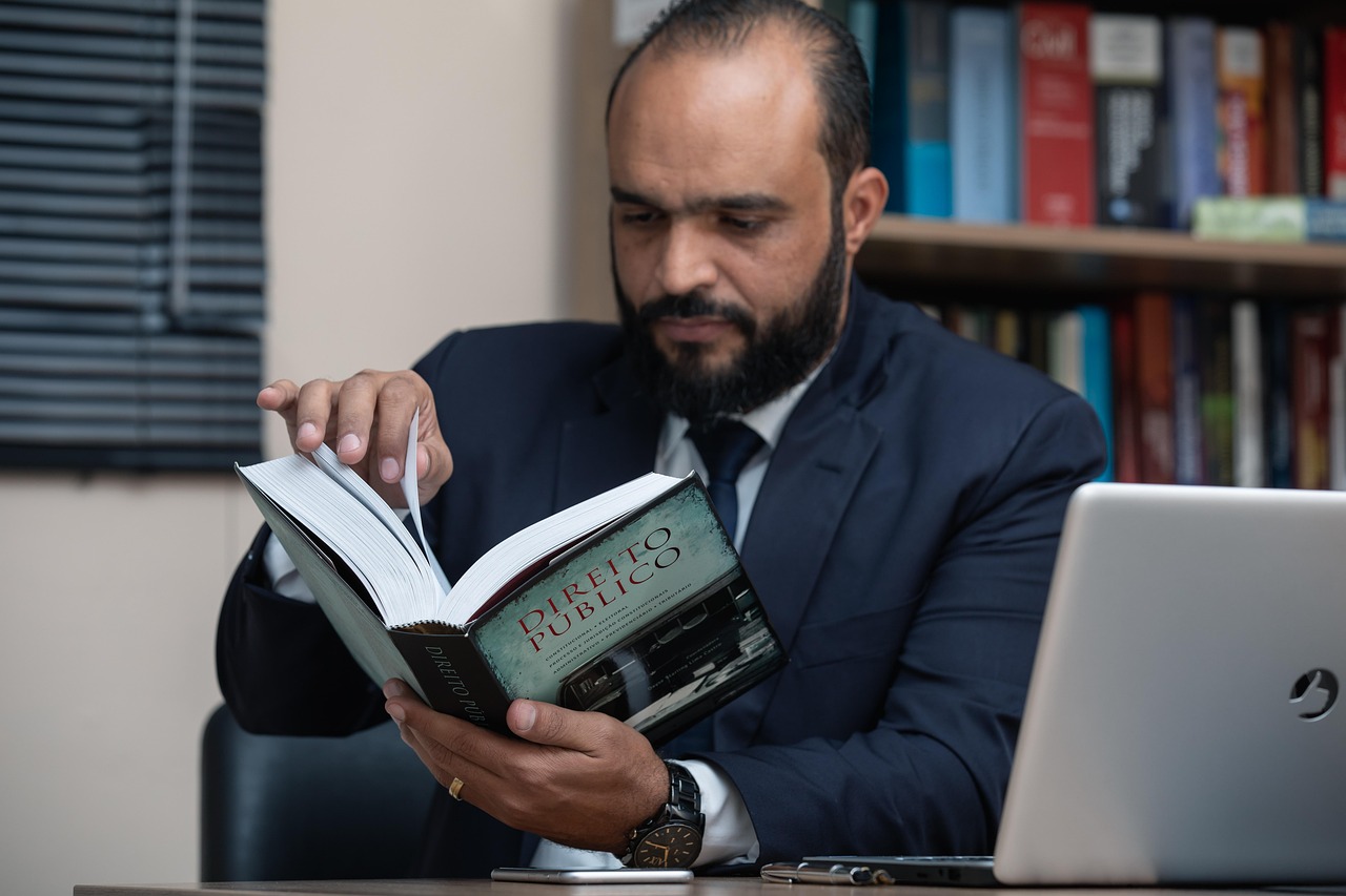 Profissionais analisando documentos sobre 13º salário do inss: calendário de pagamento e valores