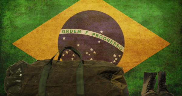 Profissionais analisando documentos sobre tempo de serviço militar conta para aposentadoria civil? saiba tudo