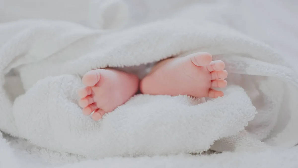 Segurada com recém-nascido representando o salário-maternidade do INSS no DoutorINSS